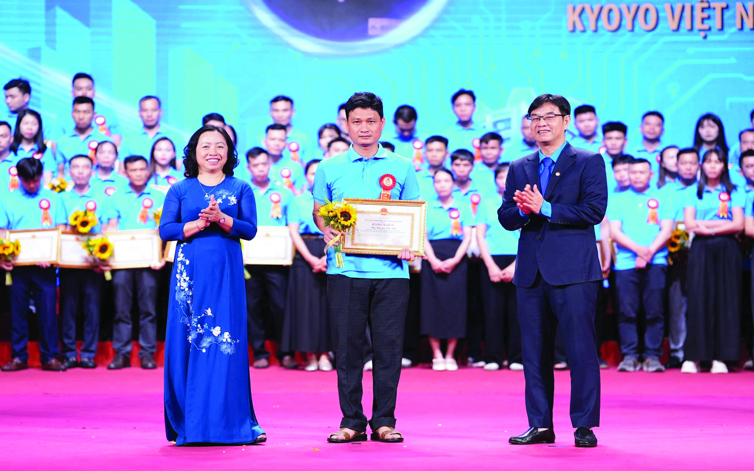  Lãnh đạo Tổng Liên đoàn Lao động Việt Nam và Liên đoàn Lao động thành phố Hà Nội tặng hoa, bằng khen cho công nhân giỏi Thủ đô năm 2026.